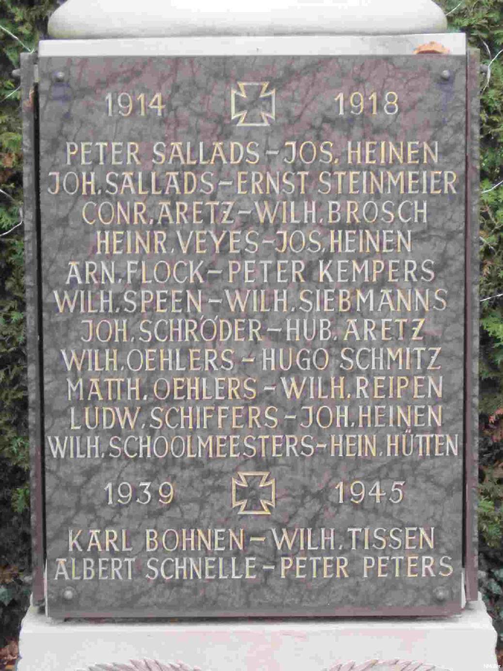 Steintafeln am Gedenkstein