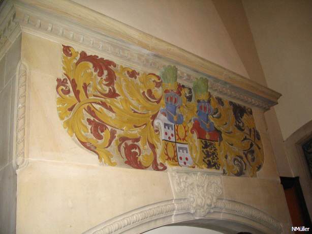Wappen auf dem Kamin im Eingangsbereich