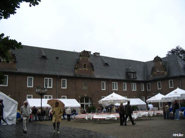 Vorburg links