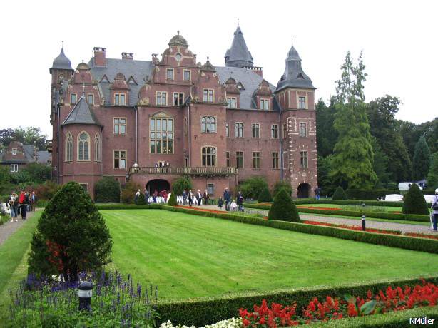 Ostfassade mit Park